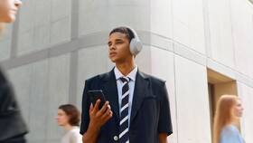 Slúchadlá Sony WH-1000XM4C strieborná

 obrázok produktu 10 z 14