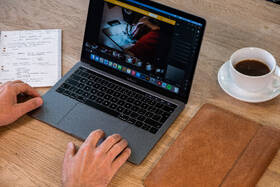 Puzdro FIXED Oxford na Apple MacBook Air 13,6" (2022/2024/2025) M2 hnedé

 obrázok produktu 3 z 7