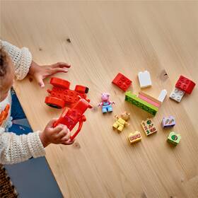 Stavebnica LEGO® DUPLO® Prasiatko Peppa  10468 Traktor a trh 

 obrázok produktu 9 z 9