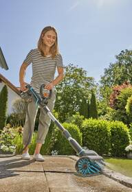 Čistič Gardena AquaBrush Universal 04/18V P4A (s batériou) 

 obrázok produktu 2 z 11