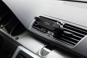 Držiak na mobil FIXED Gravity s uchytením do mriežky ventilácie alebo na palubnú dosku sivý

 obrázok produktu 7 z 10
