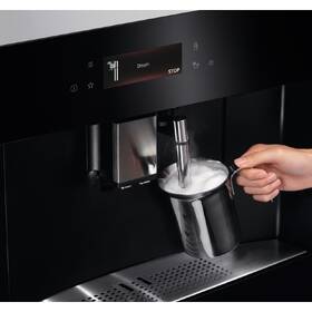 Vstavané espresso AEG KKB894500B čierna

 obrázok produktu 6 z 7
