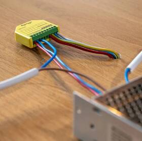 Modul Shelly Plus RGBW, stmievač pre LED pásky, WiFi žltý

 obrázok produktu 3 z 4