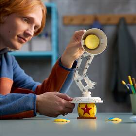 Stavebnica LEGO® Ideas 21357 Disney Pixar Luxo Jr. 

 obrázok produktu 4 z 9