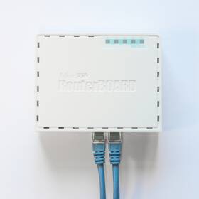 Router MikroTik hEX RB750Gr3 biely

 obrázok produktu 3 z 3