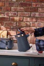 Rýchlovarná kanvica RUSSELL HOBBS Soft Navy 26752-70 modrá

 obrázok produktu 7 z 10