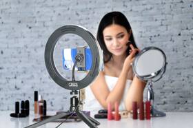 Svetlo CellularLine Selfie Ring s LED osvetlením pre selfie fotky a videá čierne

 obrázok produktu 8 z 8