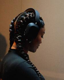 Slúchadlá Mondo Over-Ear Headphone čierna

 obrázok produktu 3 z 4
