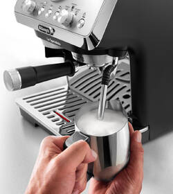 Pákový kávovar De'Longhi EC9155.MB čierny/strieborný

 obrázok produktu 3 z 4