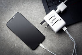 Cestovný adaptér FIXED pre EU, UK a USA/AUS, s 3xUSB-C a 2xUSB výstupom, GaN, PD 65W biely

 obrázok produktu 10 z 12