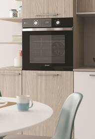 Rúra Indesit IFWS 4841 JH BL čierna farba
