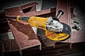 Uhlová brúska Dewalt DWE494 

 obrázok produktu 3 z 3