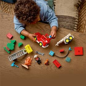 Stavebnica LEGO® DUPLO® 10473 Hasičské auto s hadicou a hasičom 

 obrázok produktu 5 z 9