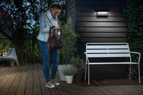 Nástenné svietidlo Philips Bustan, LED, senzor pohybu, neutrálna biela - antracitové 

 obrázok produktu 2 z 3