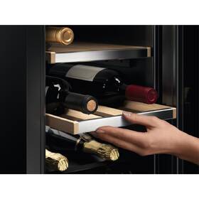Vínotéka Electrolux EWUS018B7B čierna

 obrázok produktu 4 z 6