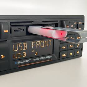 Autorádio Blaupunkt Frankfurt RCM 82 DAB čierne

 obrázok produktu 4 z 8