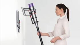 Tyčový vysávač Dyson V10 Total Clean strieborný

 obrázok produktu 8 z 9