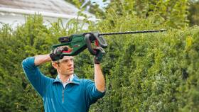 Nožnice na živý plot Bosch UniversalHedgeCut 18-55 (s batériou) 

 obrázok produktu 3 z 6