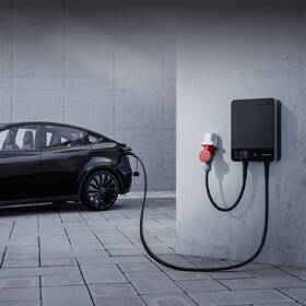 Nástenná nabíjacia stanica dé pro elektromobily 11kW s 10m kabelem, verze s CZ aplikací čierna

 obrázok produktu 2 z 8