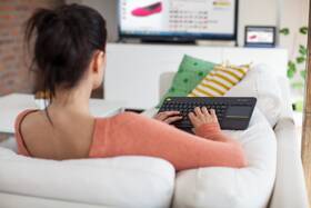 Klávesnica Logitech K400 Plus, CZ/SK čierna

 obrázok produktu 6 z 9