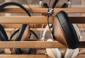 Slúchadlá Meze 99 Classics Walnut Silver čierna/strieborná/drevená

 obrázok produktu 4 z 9