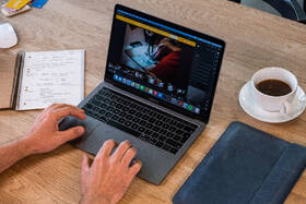 Puzdro FIXED Oxford na Apple MacBook Air 13,6" (2022/2024/2025) M2 modré

 obrázok produktu 3 z 5