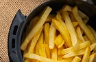 Teplovzdušná fritéza: Urobte si zdravšie chrumkavé hranolky a ušetrite 90 % oleja