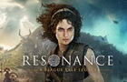 Postava Sophie, na pozadí sú vľavo mínójski vojaci, dole je logo hry Resonance: A Plague Tale Legacy